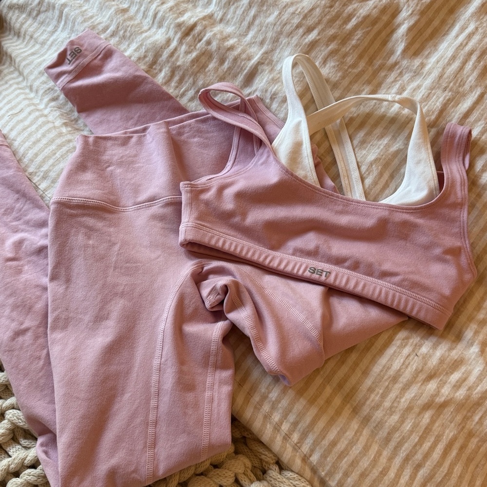 SET Active pink Workout Ensemble. SET COMES WITH BRA AND LEGGINGS BOTH SIZE XS
